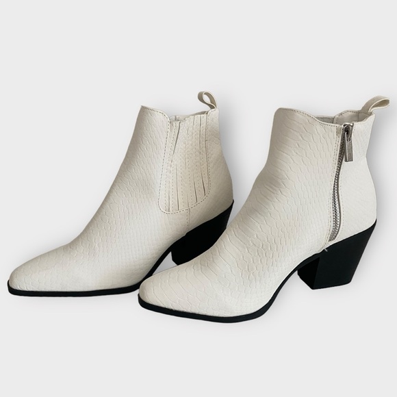 NWOT Just Fab White Pointed Toe Booties | Size 7 - Picture 4 of 6